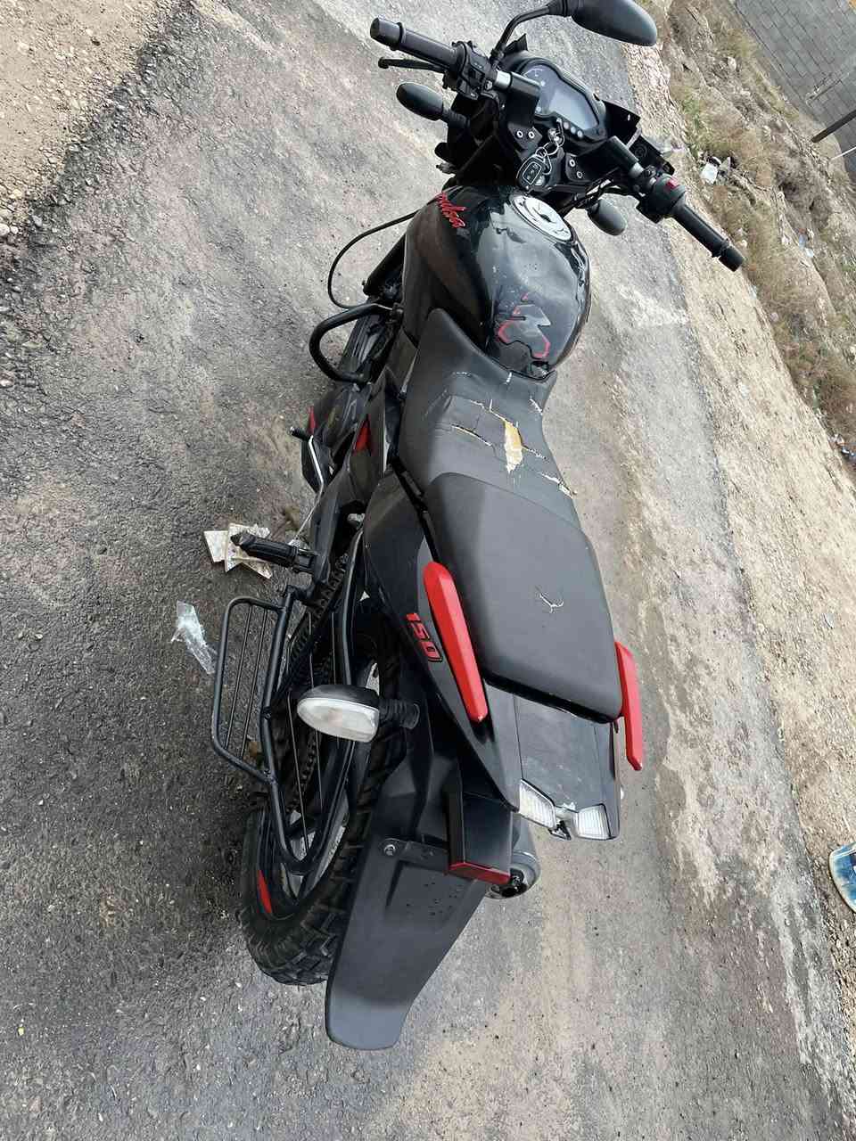 السلام عليكم للبيع دراجة بولسر نيون 150
دراجة خير من الله نقصها جاملغ الامامي ودواسة اليمين  كهربائيات كلها شغالة 
مكاني بغداد الدورة 
رقم بي واتساب ***********
