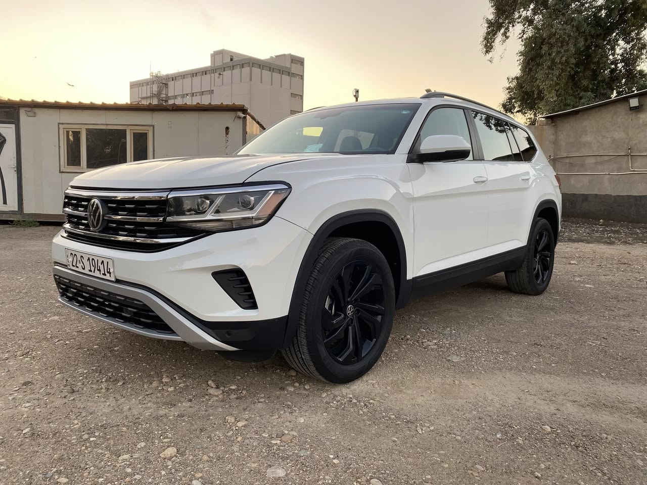 يالله
السلام عليكم 
‏Volkswagen Atlas SE 2023
فولكس واكن اطلس فاملي فول مواصفات عدا الفتحة 
محرك 2.0 تيربو – اقتصادي
دفع أمامي – فتحة USB + بصمة + تشغيل عن بعد
شاشة كبيرة تدعم Apple CarPlay و Android Auto
نظام النقطة العمياء + تحذير الاصطدام + كبح تلقائي
7 مقاعد – 3 صفوف – كشنات جلد قرميدي 
تبريد ثلاثي + تحكم كهربائي بالمقاعد
جنوط رياضية أسود 20 إنج + أضوية LED كاملة
كاميرا خلفية + حساسات امامي خلفي
نظام تثبيت السرعة الذكي (Adaptive Cruise Control)
نظام مراقبة المسار ومانع الانزلاق
باب خلفي كهربائي يفتح مع حركة القدم 
الحادث كما موضح بالصور فقط بنيد صبغ
السيارة رقم اربيل 
مكان السيارة بغداد
للاستفسار ‭0771 033 9911‬
السعر 238$
