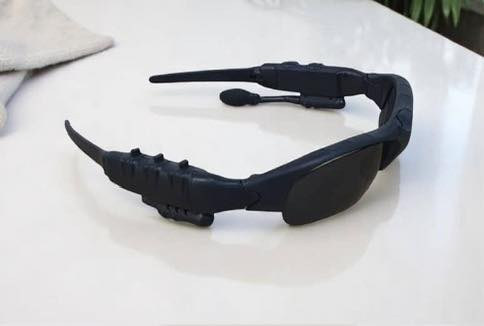 سلام عليكم اتوفرت من جديد 
أهل الدلفري راح ادالعكم 
سعر 20 الف وياه توصيل 
الحجز راسل الصفحه او وتساب ***********

المميزات 
الاستخدامات

مثالية لممارسة الرياضات الخارجية مثل: الجري، ركوب الدراجات، التزلج، أو المشي في الطبيعة

ممتازة للأنشطة اليومية مثل القيادة أو التنقل في الأماكن العامة

تدعم الاستماع للموسيقى وإجراء واستقبال المكالمات بدون الحاجة لاستخدام اليدين، مما يجعلها خيارًا عمليًا للسفر والعمل

أنيقة وعصرية، تضيف لمسة تقنية حديثة لإطلالتك

المميزات

سماعتان مدمجتان على جانبي الإطار بتقنية صوت موجه نحو الأذن، توفّر تجربة استماع خاصة وآمنة

ميكروفون مدمج بجودة صوت واضحة لإجراء المكالمات أو الأوامر الصوتية

اتصال بلوتوث سريع ومستقر لربط النظارة بالهاتف الذكي أو أي جهاز متوافق

أزرار تحكم على الإطار لتشغيلإيقاف الموسيقى، الرد على المكالمات، والتحكم بالصوت

عدسات حماية من الأشعة فوق البنفسجية UV400، مثالية للوقاية من أشعة الشمس خلال الأنشطة الخارجية

تصميم مريح وخفيف الوزن للارتداء لفترات طويلة بدون إزعاج

بطارية قابلة لإعادة (لم يتم ذكر سعة البطارية) الشحن عبر كابل USB صغير (Micro USB)

بلد المنشأ: الصين
