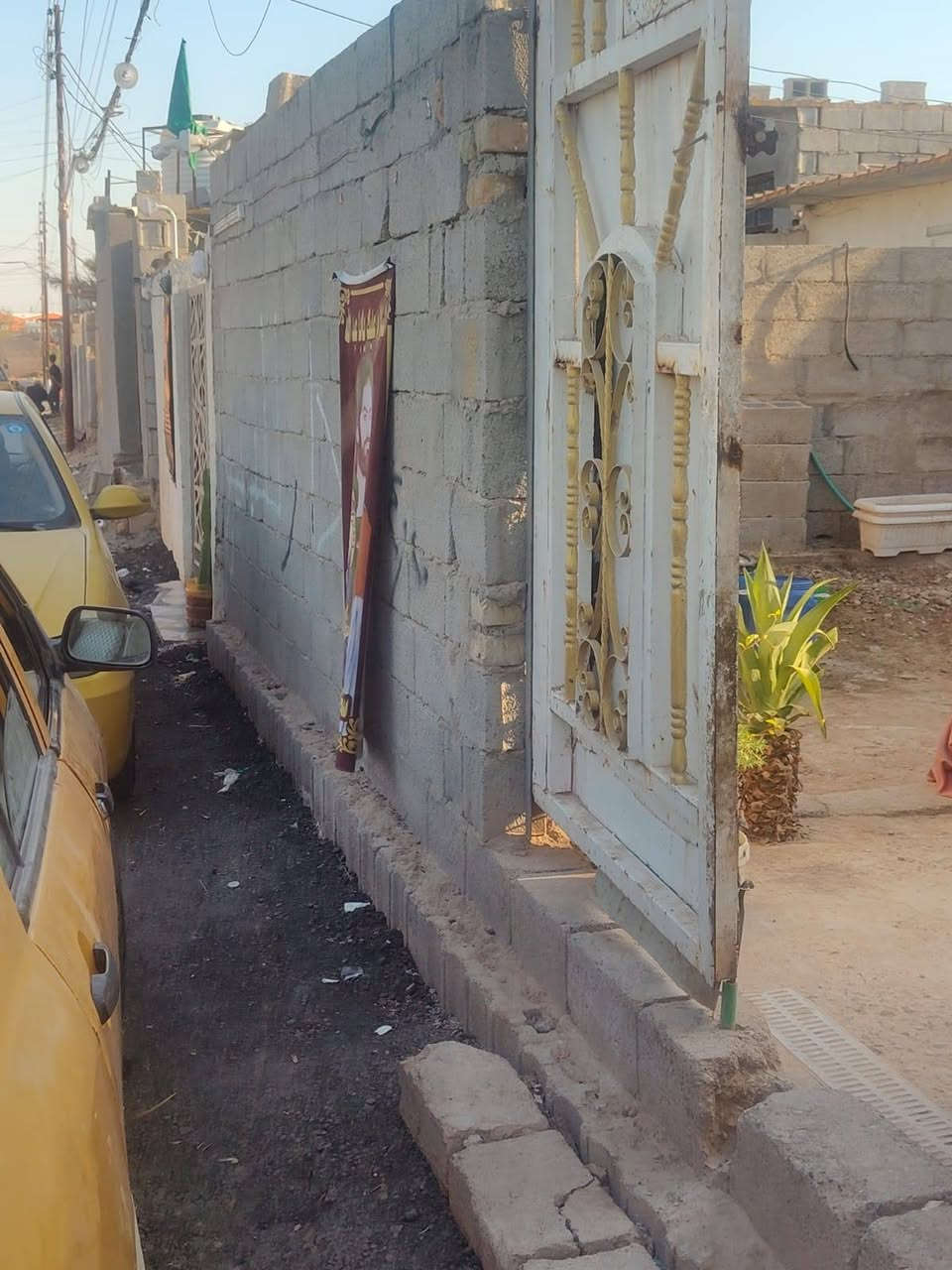 السلام عليكم بيت لل بيع مكاني بوب الشام يبعد عن الشارع 50 متر البيت يحتوي علة 2 غرف نوم  + صالي جبيرة
+حمام + مرافق صحية+ مطبخ + البيت مساحتة 200 تبليط جديد مصالة اسبوع مي ابابك كهرباء ابابك السعر 25 بي مجال تواصل عل الرقم التالي ***********. لل توضيح اني صاحب البيت 
السلام عليكم بيت لل بيع مكاني بوب الشام يبعد عن الشارع 50 متر البيت يحتوي علة 2 غرف نوم  + صالي جبيرة

