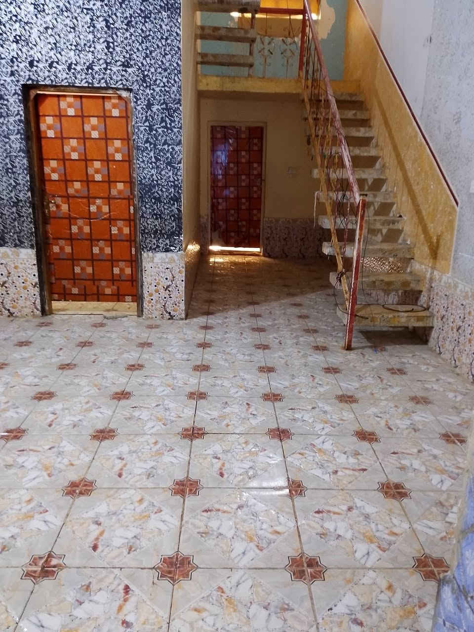 سلام عليكم عندي بيت لايجار بلموحيه خلف صيدليه الجبل مباشرا بي غرفه وحده ومطبخ وصاله ودوانيه وصحيات داخليه و خارجيه وطارمه جبيره وسطح بيت نضيف جدا ايجاره ٤٠٠ وبي مجال***********
