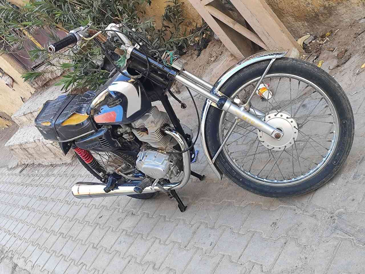 دراجه اوراق البيع اوراق قديمه شوي  مكاني كحلاء سعرهه 600وبيهه مجال الشراي ***********رقمي
