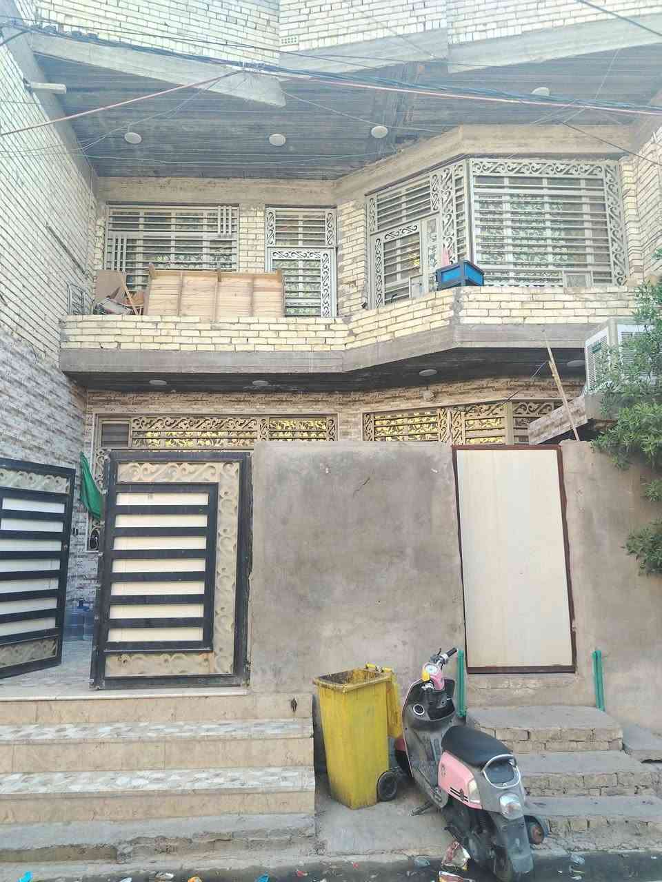 السلام عليكم بيت للبيع مساحته 144متر طابقين بناء حديث المحتويات استقبال ٦في ٤ ومطبخ ٤ونص في ٤ونص صاله ٦في ٦ غرفه ١ طابق اول مع مناور وحمام داخلي وخارجي والطابق الثاني غرف عدد 3مع حمام ومرافق +صاله والطابق الثالث بيتونه +سطح لاستفسار واتساب *********** +***********
