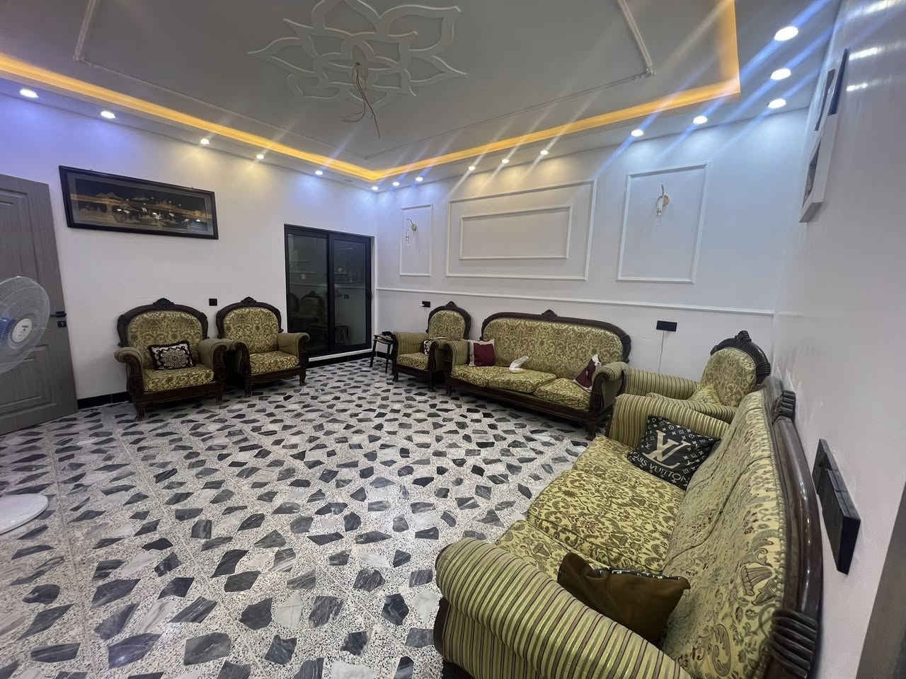 بيع مستعجل طخم الرئاسي سعر ١٥٠ الف
الديوان الاسود والرصاصي سعر ٣٠٠ الف
***********
