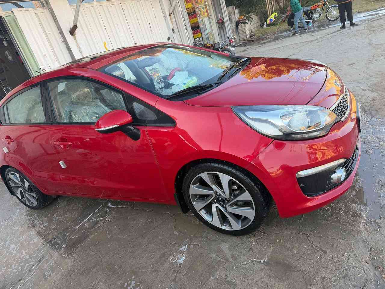 السلام عليكم ريو موديل 16 خليجيه فول مواصفات محرك 1600ماشيه 69 جديده السياره بس باب واحده صبغ والباقي مكفول السعر 113 وبيه مجال مكلف بالنشر للتصال بالرقم***********
