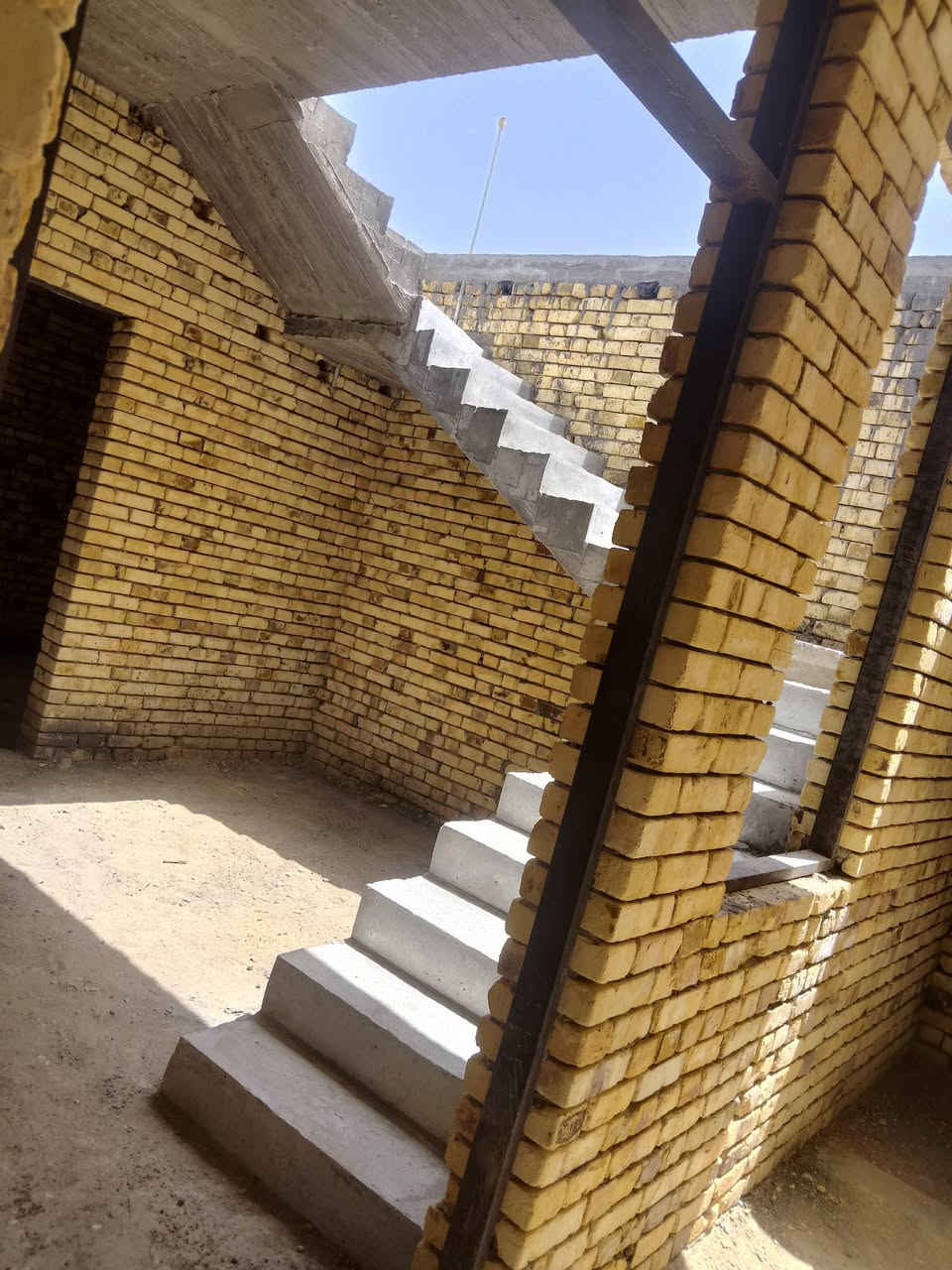 السلام عليكم بيت هيكل ١٠٠ متر خلفي ممر متر وربع كونكريت مسلح بناء درجه اوله مكانه كلش حلو أول شارع بعد المدارس إلي بنهاية شارع أبو لبنان شارع البيت  ١٢ متر ماء وكهرباء ومجاري باب البيت سكن متكامل طابو صرف الاتصال ***********
