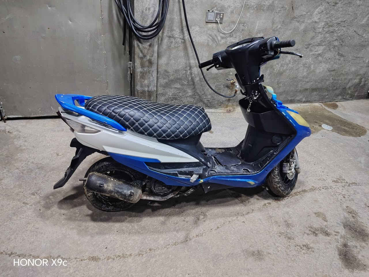 سلم عليكم دراجه  رص هوجر للبيع دراجه كلشي ما ناقصهه بس شوته او باتري فقط دراجه وين متريد شغل او روح السعر 300بي مجال دراجه حلوه عنوان ارمادي الصوفيه شارع اربعين  ***********مو شراي لتراسل
