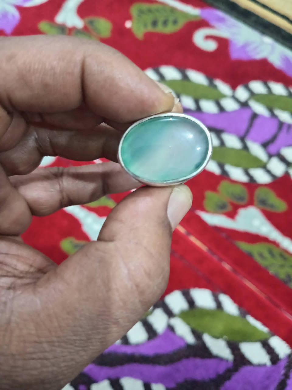 حجر بهذا الشكل  فضه ثقيل صياغه درجه اولئ بس ما اعرف نوع الحجر... السعر مع التوصيل ١٢٥ الف


**إذا كنت صاحب هذا الإعلان وتريد حذفه لأي سبب، رجاءا أرسل رسالة إلى الدعم الفني**