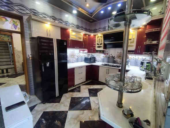 السلام عليكم 
بيع مستعجل 
دار للبيع طابو زراعي سند 25 
المساحه 155 متر 
الموقع حله حي الصحه مجاور بيت المستشار 
طابقين بناء حديث ديكورات مغربيه شغل ممتاز 
نقص واجهه فقط 
يحتوي على 3 غرف نوم .صاله. كليدور .مجمعات صحيه 
////// السعر الكلي مع الاثاث 200 مليون ...بدون اثاث 190 مليون مع المجال ///
للراغبين مراجعة المكتب
*********** واتساب 
*********** 
*********** ابو علاء
