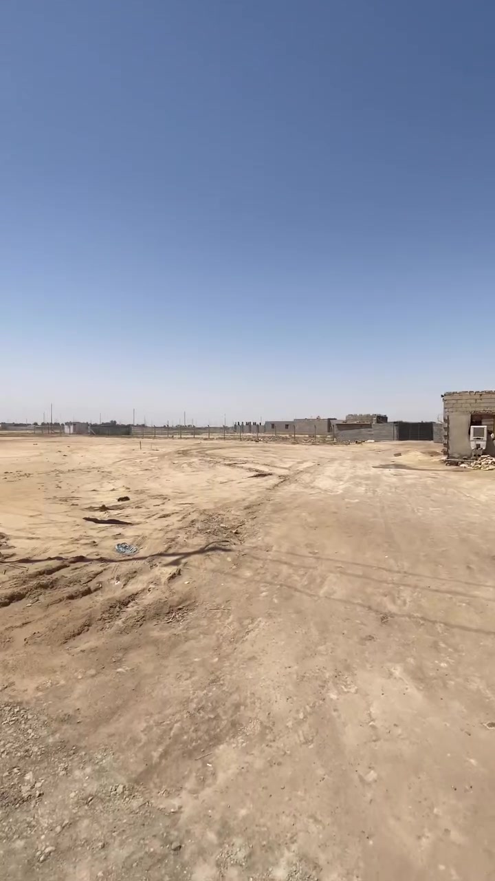 سلام عليكم بيت للبيع مساحته ١٣٠  حي جوادين بين النزله ثالثه ورابعه البيت متكون من غرفتين ومطبخ واستقبال وصحيات وطارمه جبيره  الاستفسارات اكثر ***********رقم ابو البيت بي واتساب  البيت قريب على مكتب سيد سلام
