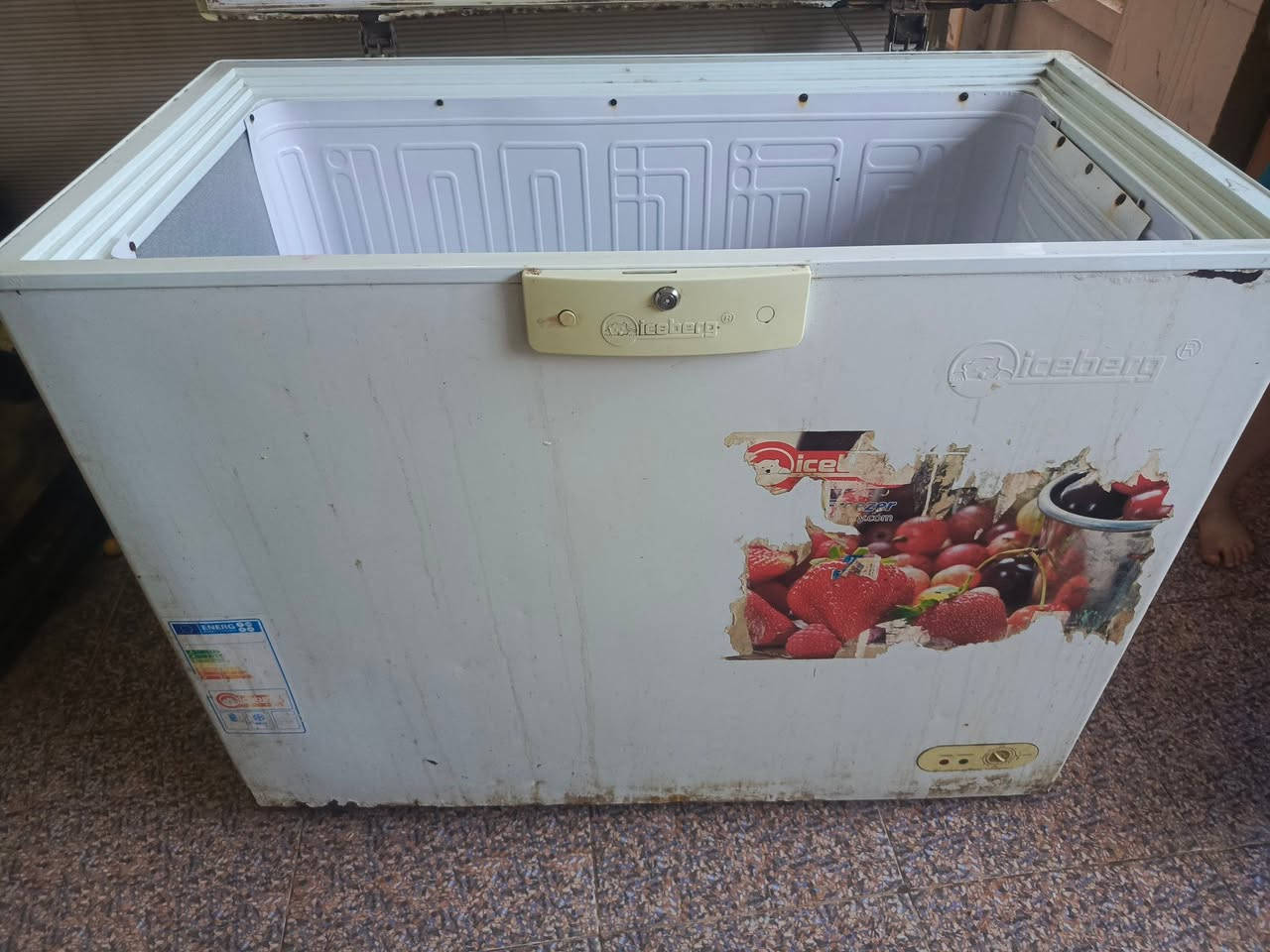 السلام عليكم ثلاجه تشتغل وتفصل ومجمده شغاله بس ملفوفه بطنه بس بيهه كسر يده من يدات الباب ابيع عطلانات بس المجمده شغالة امانت الله قيم باليرضي الله وبالعافية عليك اثنينهم


**إذا كنت صاحب هذا الإعلان وتريد حذفه لأي سبب، رجاءا أرسل رسالة إلى الدعم الفني**