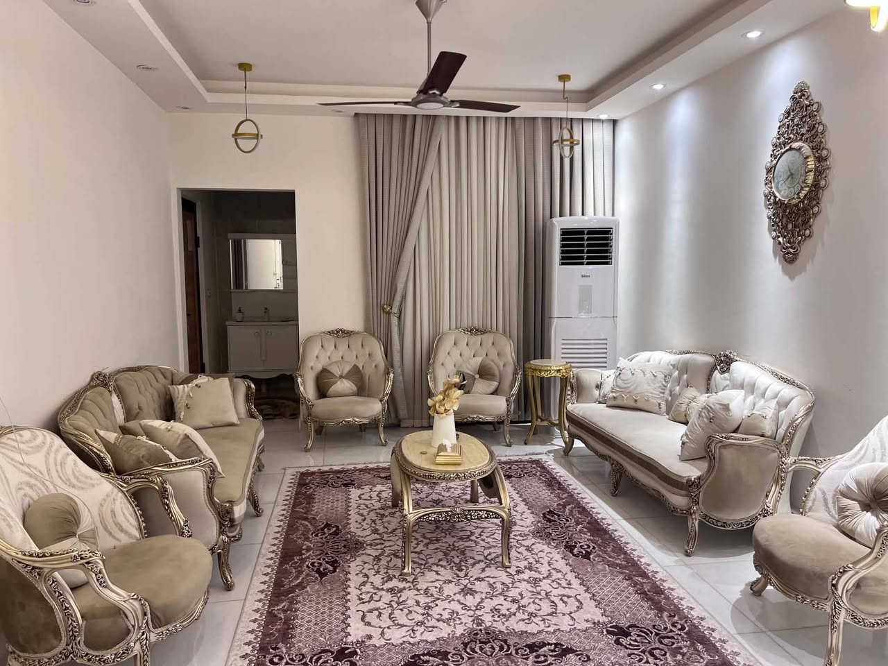السلام عليكم
دار للبيع في مجمع الغدير السكني في كربلاء ناحية الحر مساحه 200م طابقين يحتوي ع ثلاثه غرف نوم 
وحمام عدد 3 واستقبال وصاله ومطبخ وكليدور
السعر الكلي 280 مقدمه 150 وباقي 130 اقساط شهريا.***********
