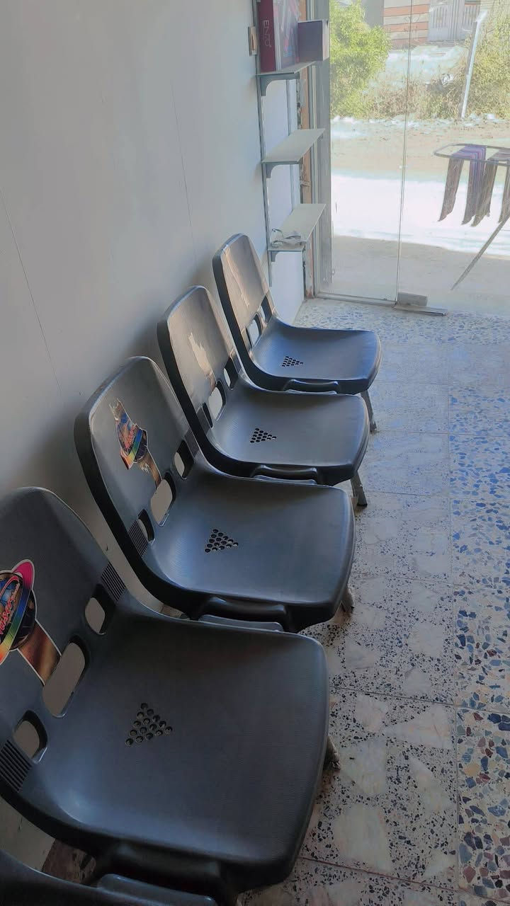 السلام عليكم غراض للبيع مبردة و كراسي عدد 4 مبردة شغالة و نضيفة سعر 80قفل(***********)
