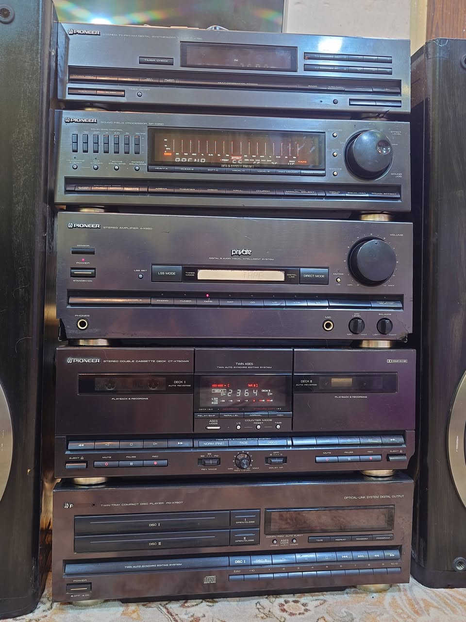 سستم بيونير العملاق Pioneer Private للبيع بسعر 230 الف قوة الصوت 134W محوله داخليه 220 فولت سماعه 12 انج خمس طبقات مع جهاز بلوتوث لنقل صوت من كل موبايلات  فيه اضرار بسيطه بسبب تحويله سقط تعال افحص بعينكك
عنواني بغداد ***********
