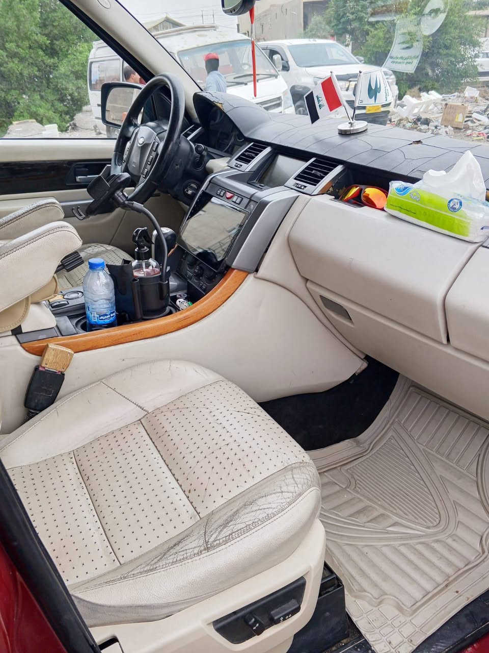 السلام عليكم رانج روفر سبورت موديل 2007 محدثه 2013 محرك العادي المرغوب محرك وكير وحدادية وتبريد وكلشي بيها شغال السيارة انا صابغها حزام بسبب الشخوط متؤمئة اربيل سعرها 75$ وبيها مجال العنوان البصرة مراسلت وتساب على***********
