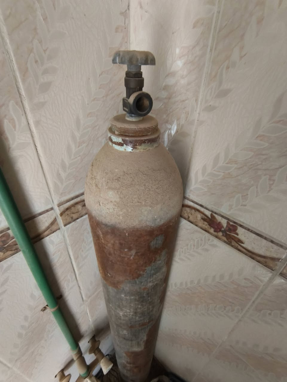 السلام عليكم غراض للبيع.. 
بلازمه حجمه32     110بيه مجال  
دمبلاصات بعدهن بنايلونهن  40 الف بيهن مجال. 
بطل الاوكسجين 80 الف بيه مجال حك الجيه 
مقص حديد نوع تركي 85 الف. 
صب جاهز عدد7  الطول 4ونص  والعرض 1مترونص او اكثر سعر الصبه الوحده 125 الف بيه مجال 
تكدر تسكف بيهن ديوانيه او مطبخ او مخزن او غرفه مال مولد او صاله كلمن علا كد حاله. 
الفلوجه قريه المختار. 
*********** كورك
*********** اثير
