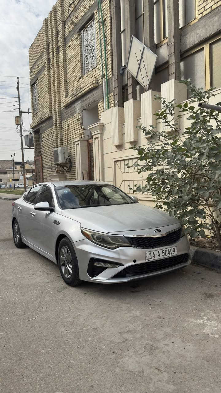 � للبيع: كيا أوبتيما 2019 – وارد أمريكي 🇺🇸
استعمال شخصي | اخت الزيرو

🔹 المواصفات العامة:

 • الموديل: 2019
 • المحرك: 2400 سي سي GDI
 • القير: أوتوماتيك
 • الدفع: أمامي
 • Drive Mode (وضعيات قيادة متعددة)
 • نظام ECO لتوفير الوقود
 • الممشى: 77,000 ميل فقط
 • صرفية البنزين: ممتازة
 • الاستعمال: من الدوام للبيت فقط
 • اللون: سلفر
 • السنوية باسمي + رقم إنكليزي
 • دولي

🛡 أنظمة الأمان والمساعدة:

 • نظام المحافظة على المسار (LKA)
 • نظام التحذير من التصادم الأمامي + بريك تلقائي (FCW)
 • نظام النقطة العمياء (Blind Spot)
 • ABS + أنظمة أمان كاملة
 • السيارة محاطة بالحساسات

📱 التجهيزات:

 • شاشة كبيرة
 • لايتات زينون
 • إشارات LED
 • بلوجكترات سفلية
 • إشارات ولايت بالمرايا
 • تدفئة + تبريد
 • تحكم كامل من المقود

🪑 الكشنات (جاكار):

 • تهوية ممتازة وتقلل التعرق
 • متينة وتتحمل الحرارة
 • ثبات عالي بالمنعطفات

🔧 الحالة والصيانة:

 • السيارة جاهزة ولا تحتاج شيء
 • اهتمام عالي بالزيت والبنزين المحسن
 • المحرك نظيف وأداؤه ممتاز

📌 ملاحظات الشفافية (حسب تقرير الفحص):

 • رش صدام أمامي
 • البنيد مصبوغ
 • جامة أمام يسار: جزء صبغ (حوالي 5 أصابع)
 • الأبواب: تعديل بارد (طگ خفيف) بدون قص أو لحام
 • باب السائق: طگ خفيف
 • بدون فتح إيرباغ
 • لا يوجد قص أو شاصي
 • الضرر تجميلي فقط ولا يؤثر على الاستخدام أو الأمان

📄 رقم الشاصي (VIN):
5XXGT4L35KG297190

✨ سيارة مريحة، اقتصادية، ونظيفة وجاهزة للاستخدام 
السعر :- 135 وبيها مجال بسيط 
للاستفسار :-***********
