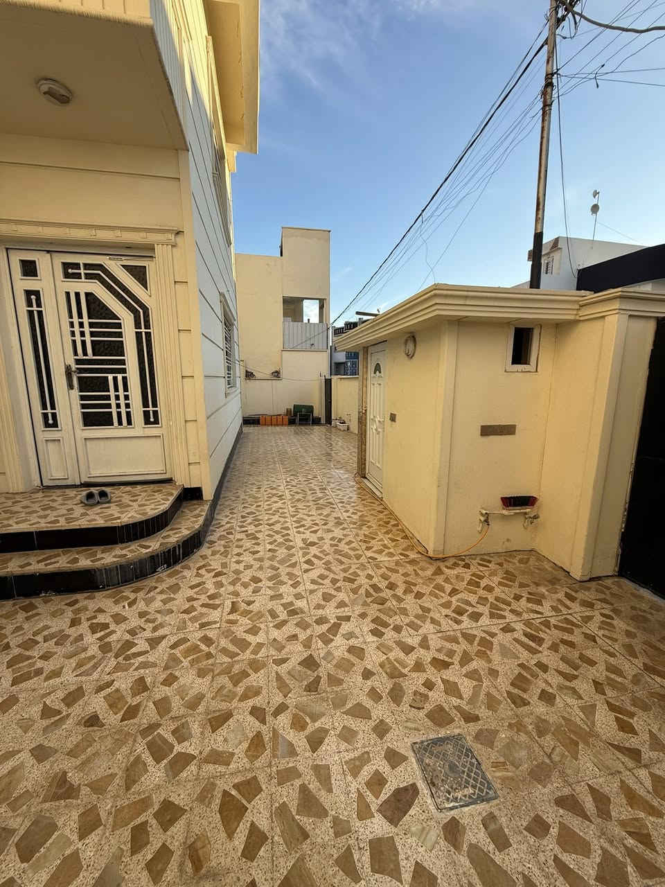 ?دار للبيع _ فرصة لا تعوض !🏡
📍الموقع: الموصل_[ حي التعليم العالي - مجمع النور السگني ] 
📐المساحه: [ 360. متر وجهه18 متر] 
🛏️عدد الغرف: [ 6 غرف نوم ]
🛁عدد الحمامات: [ 4 حمام ] 
🍽️ مطبخ + صالة + استقبال+ كراج+ سطح 
يقع على شارع 12
اتفصيل اكثر اتصلو علئ ارقام التاليه 
لو مراجعه مكتب دانية للعقار عنون مكتب حي التعليم العالي 
بعد مجمع الغز 
*********** اسيا
*********** كورك
نستقبل كافة العروضات في احياء التعليم العالي ؟
