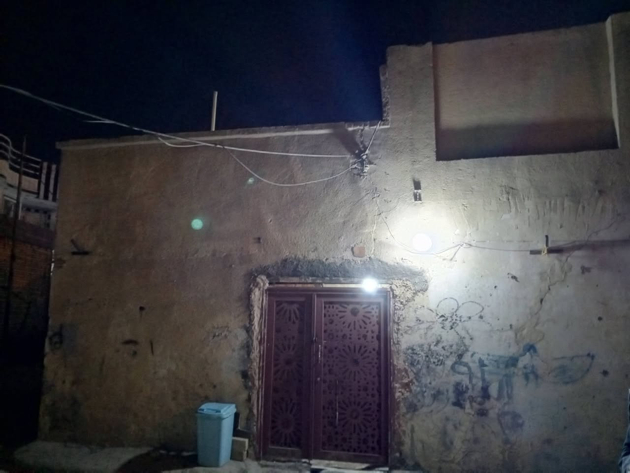 السلام عليكم ورحمه الله وبركاته 
بيتين مع محل موقع تجاري (عقار) 

المساحه 300
الواجهيه 7 امتار 
النزال 30 متر
للستفسار الرقم ***********
