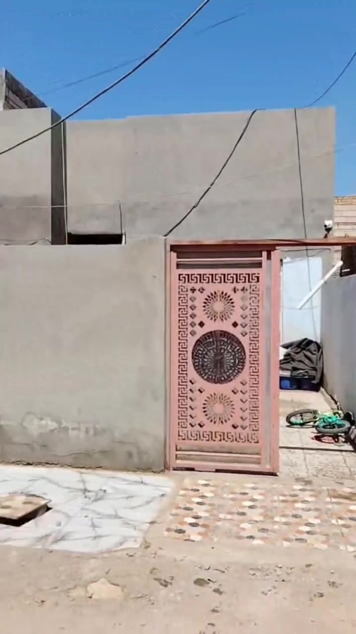 السلام عليكم بيت طابو صرف للبيع المساحه 160م يتكون من غرفتين وصاله ومطبخ وستقبال وصحيات البيت بناء طابوق سقف عكاده البيت مااناقصه كلشي خدمات كامله مجاري ومي وتبليط مثل مواضح بل تصوير الاستفسار ع ابو حسن العارضي ***********السعر خاص ومناسب
