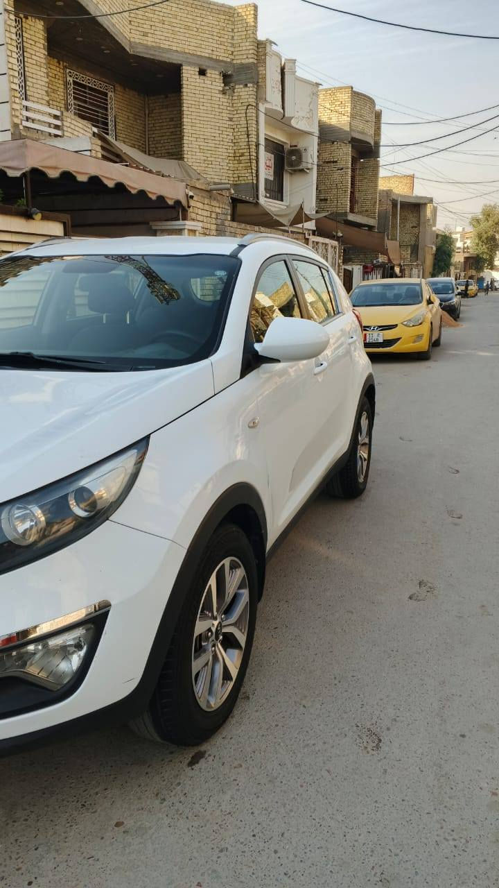 السلام عليكم للبيع كيا سبورتج 2016 خليجي سيارة مكفولة من الصبغ والضربة بيهة باب الصدر رصعة معدلة عل البارد سيارة جديدة جدا جدا ماشية 150الف حقيقي موصفات سيارة عادية والسعر 165 ورقة المكان الكرادة الرقم ***********
