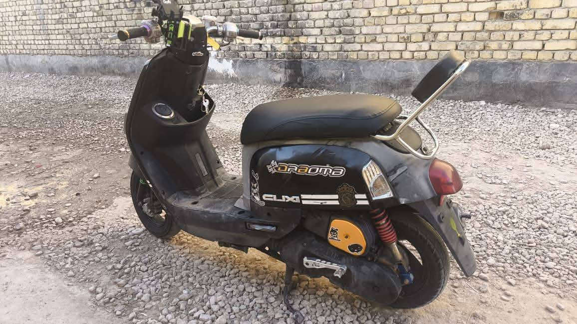 السلام عليكم 
رمضان كريم....
دراجه بوليسي لون اسود للبيع صار شهرين من مطلعهة من الوكيل سيد وسام العوادي  النضافه شوفه عينك شلعه ومعدل ونهضه مكينه ما مفتوحه شرط كهربائيات شغاله لايت زينون ثلجي بريك الكدام دسك دبلات جدد ريشه تايرات جدد ستوني شادهن والله بريك بلمكان تشتغل سلف وهندر نكرة سلف السعر 700 وبيهة مجال
العنوان النجف/الكوفه
للتواصل/  *********** النجف, العراق
