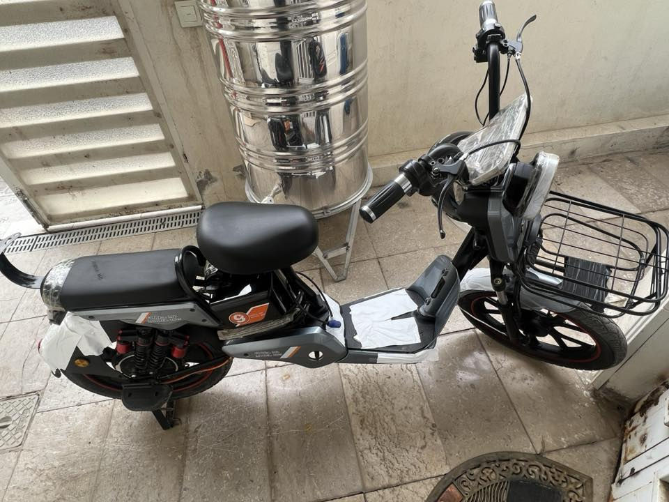 للبيع دراجة  شحن ب500  
قبل 2 شهر اخذتها 
 4 بطارية بحالة جيدة جدا
 *********** مكان الدوره  ابو الطياره
