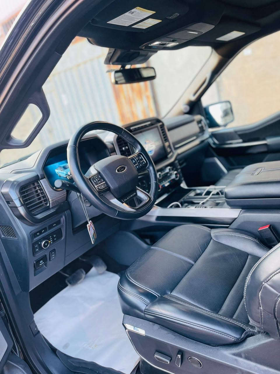 فورت F150 موديل2023بلاتنيوم بلك اديشن هابيرت سيارة فول فول واحد على واحد بيه ثلاث قطع مبدل بلادي يعني بدون صبغ محرك ست سلندر دبل توربو
شاشة ديجيتال 
و شاشة كبيرة يدعم كار بلاي 
تدفئة و تبريد كشنات الاماميه والخلفية فقط تدفئة 
رادار امامي و خلفي +++ جوانب 
دوسات كهرباء 
رادار الجوانب 
بانوراما 
كشنات خزن ميموري 
الجامة الخلفيه كهرباء 
دبل اكسل 
بيها درج بالبدي و ستاند لدعم الصعود
قبق بدي بلادي 3 طكات 
بدي نضيف حيل شركة 
بيها ادامة كامله من المحرك و الكهربائيات كلها بشرط 
من دعامية لدعاميه بشرط و بعد بيها مواصفات هوايه اكثر 
من 
الاوتو بارك 
و مكان كابل للشحن 
و شحن واير ليس 
ترايك للبصرة شرط بدون نقص....واي تفاصيل اخر اتصال علي رقم هاتف او وتساب علي نفس رقم
رقم هاتف.. *********** كركوك, العراق
