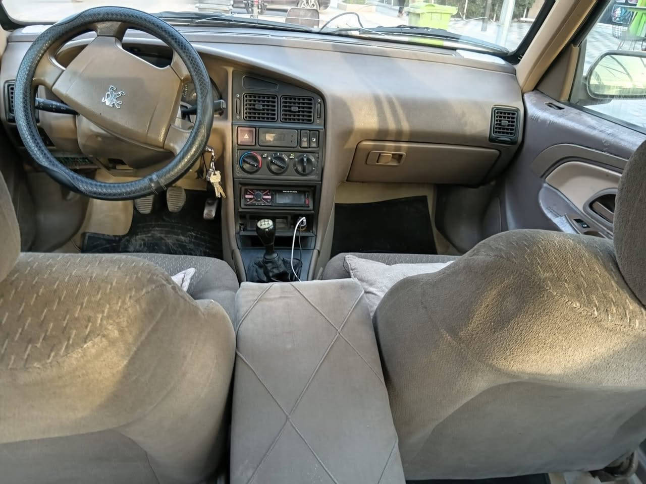 السلام وعليكم بيجو اكد ٢٠١٦ للبيع مصفره هيئه لمده سنه نضيفه سياره صدر جديد تخم تايرات جديد مصاله شهر  محرك نضيف لا، تبخير ولا تنقيص كهربائيات كامله لايت، زنون رقم بغداد سياره اي نقص مابيهه السعر٣٨
 وبيه مجال قليل 
مكان بغداد المنصور 
الرقم ***********
