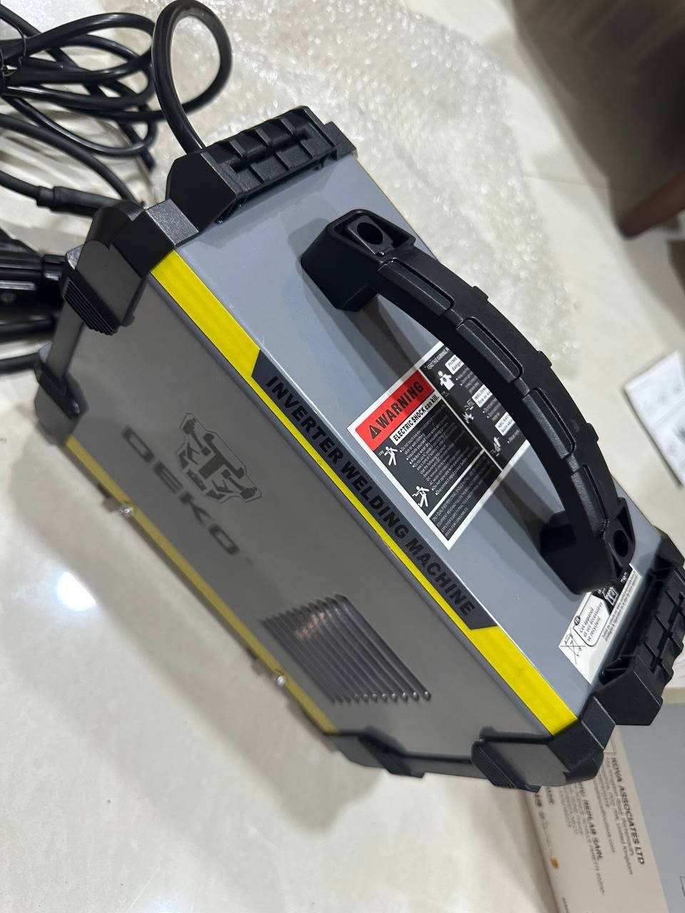 عرض خاص - ماكينة لحام DEKO DKA-250Y-EU الأصلية
لو شغلك حدادة، تصليح، أو حتى هاوي، هاي الماكينة تلزمك:
المميزات:
•  قوة 250A حقيقية: تلحم كل أنواع الحديد بسماكة عالية
•  تقنية IGBT: سحب كهرباء أقل، وأداء ثابت حتى لو الكهرباء ضعيفة
•  شاشة ديجيتال: تضبط الأمبير بدقة
•  خفيفة ومحمولة: تاخذها وياك لأي موقع شغل
•  حماية من الحرارة الزايدة: تشتغل براحة بال
مناسبة للحام القضبان 1.6mm إلى 4.0mm
📦 جديدة بالكرتون مع كل ملحقاتها


**إذا كنت صاحب هذا الإعلان وتريد حذفه لأي سبب، رجاءا أرسل رسالة إلى الدعم الفني**