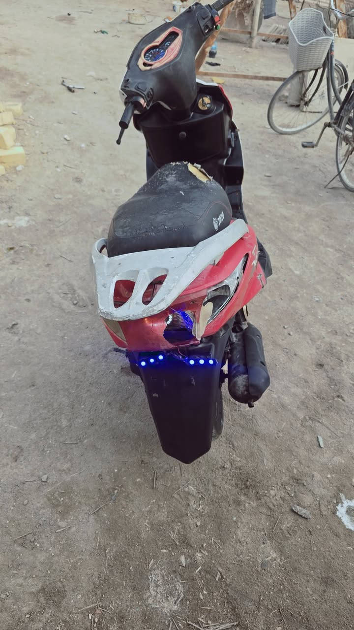 سلام عليكم  دراجتين  لبيع  سعر 250 بيه مجال ((1 ))دراجه سوده تشتغل بس تخربط((2 )) دراجه سكنز صني  دراجه تشتغل    يذا تريد دزلك فيديو  دراجتين  تشتغل   تفاصيل تفضل على خاص


**إذا كنت صاحب هذا الإعلان وتريد حذفه لأي سبب، رجاءا أرسل رسالة إلى الدعم الفني**