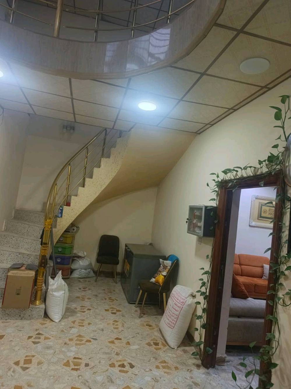 سلام عليكم 
دار للبيع
مساحة 200م
10×20
طابقين 4 غرف نوم صحيات 2 شقوف ثانوية طابقين 
ابواب قاصة 
الارضيات كاشي كل البيت 
المجاري منهول سبتتنك
الاناره بوري دفن قابله للتبديل 
الشبابيك بلاستك وكتائب حديد 
كراج وحديقة 
ممرات خارجية خلف البيت 
السطح شتايكر 