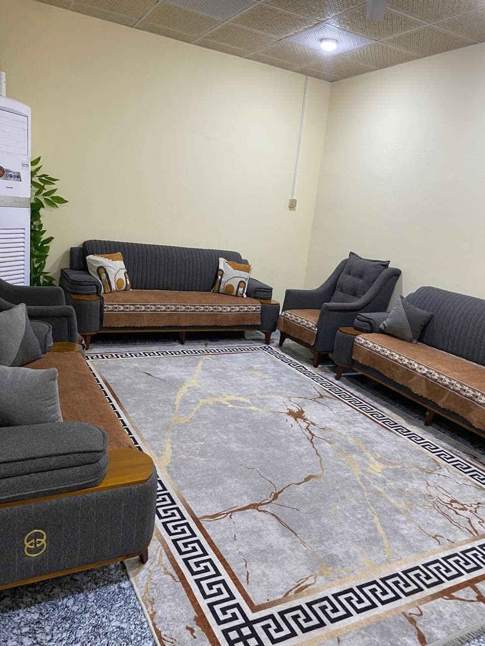 السلام عليكم 
اللهم صل على محمد وال محمد 
دار. للبيع  طابو  زراعي بأسم عراقي المساحه الكليه ٢٥٠ متر 
مساحة البناء ١٥٠ متر 
بناء بلوك سطح كونكريت ايزوكام 
يحتوي المنزل على غرفتين نوم 5️⃣ في 4️⃣ 
استقبال 6️⃣ في 4️⃣ 
موزع 6️⃣ في 4️⃣ 
مطبخ 🔟 في 3️⃣ ونص 
يوجد خلف البيت نهر 
كلشي متوفر كهرباء ماء 
ملاحضه البيت بيه نقوصات  كلش بسيطه 
الموقع جيكور حي باب الحوائج 
للاستفسار والتواصل على الرقم ***********
