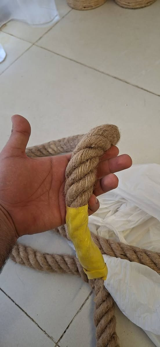 السلام عليكم للبيع حبل يرهم للسحب لو ديكور عالسباية طولة ٢١ متر وزنة ثكيل بال ٢٠ كيلو سعرة ٢٥ 
***********
