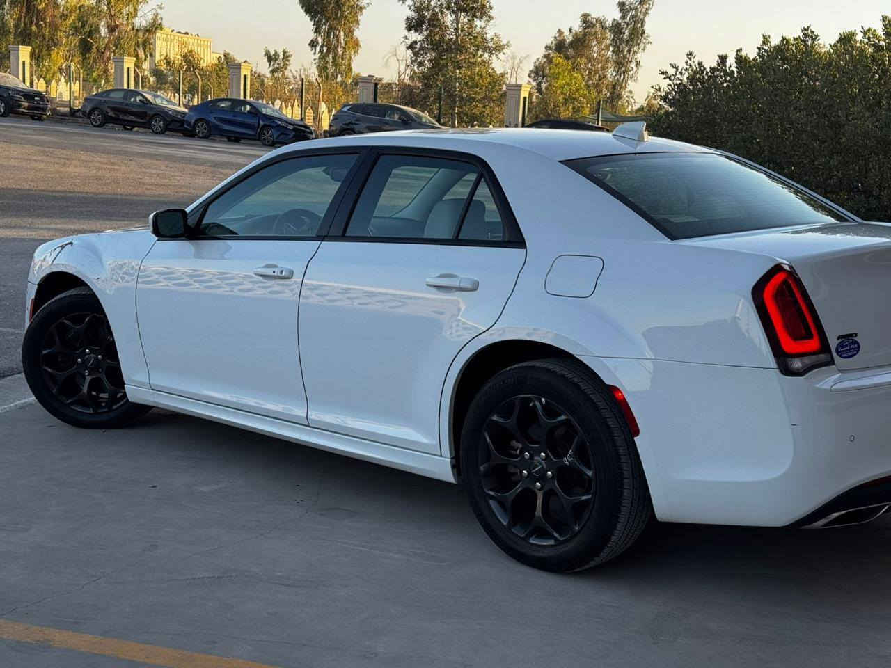 السلام عليكم
اوباما 2023 S 
سيارة بدون تبديل بدون صبغ
فول بدون بدون فتحة رقم كاتي
داخل ابيض جلد ماشية 35 الف ميل
سعر 235 ورقة مجال بسيط  
***********
