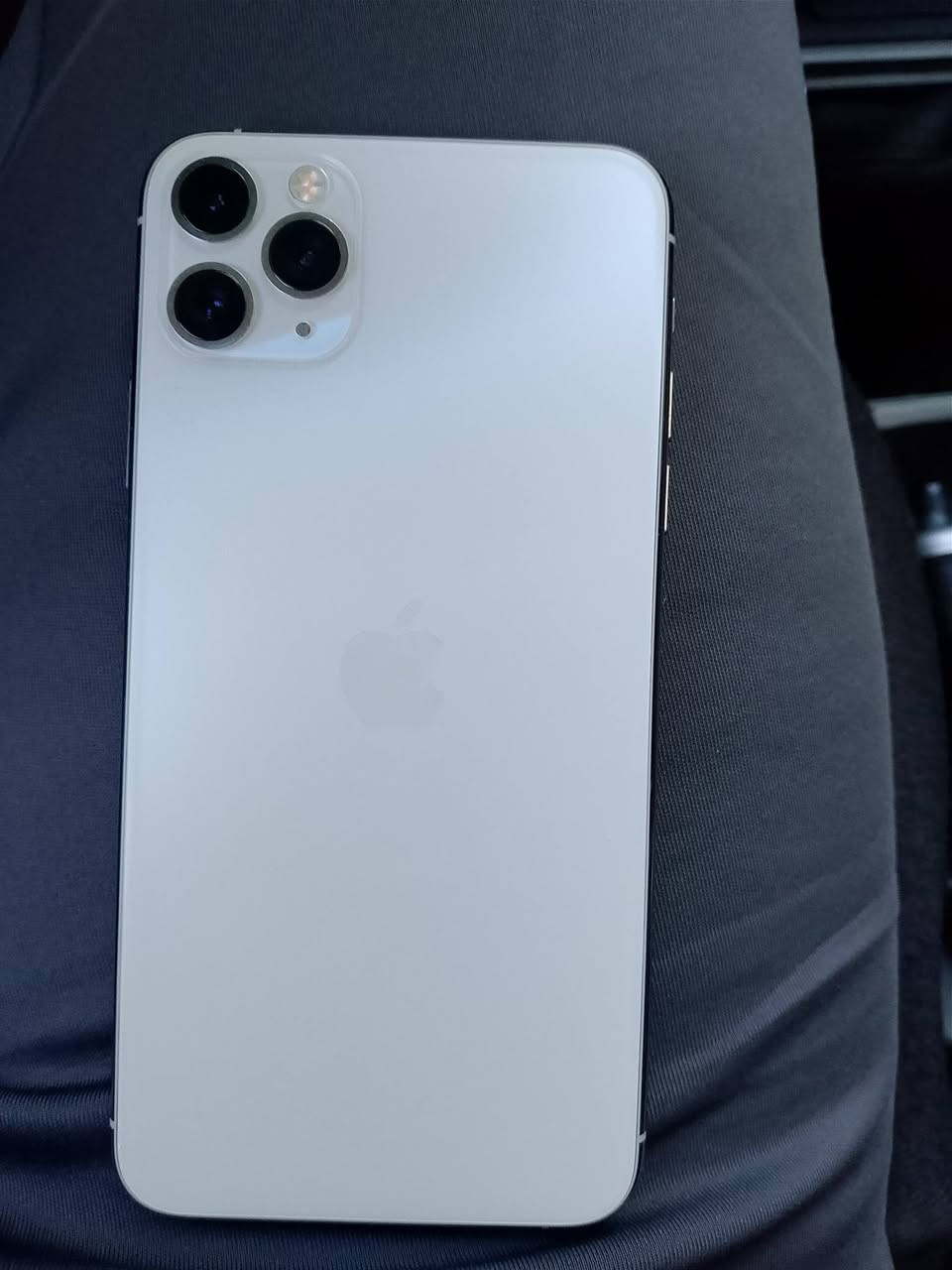 السلام عليكم للبيع فقط 
ايفون 11برو ماكس 
جهاز جديد لوك نضافة فول الجهاز شرط حصر هوا وتر بروف كارتون الاصلي مالتو ذاكرة 64 الجهاز وضع شركة بطارية 89 السعر 320. الف مكاني موصل الجديدة  رقم الهاتف ***********
