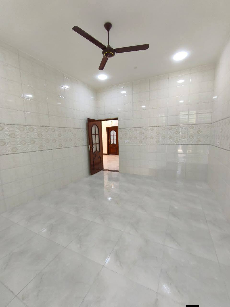 اسعد الله اوقاتكم بكل خير 🔷 
احبتي الكرام 
عن توفر دار سكن البيع المساحه 225متر 👌🏼
طابو زراعي عراقي وكاله ونسخه من الطابو ◼️ 
البيت جديد وفارق وجاهز السكن طبعن ما شاء الله البيت تحفه فنيه🛑
البيت يحتوي علا 
2قرف منام 
وصاله
وديوان 
ومطبخ
وصحيات داخلي وخارجي 🛑 
وكراج سياره 🔷
عنون البيت البصره ابو الخصيب شارع طريق الصحرا
وسعر هذه البيت 125اوبي مجال بسيط🔷🔷
باقي الستفسار علا الرقم 
***********
*********** البصرة, العراق
