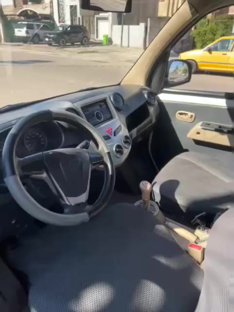 السلام عليكم 
فاو خشفة السيارة نضيفة موديل ٢٠١٥ مدوشمة جديد والسيارة نضيفة وحلوة 
السعر ٤٢ وبيه مجال
