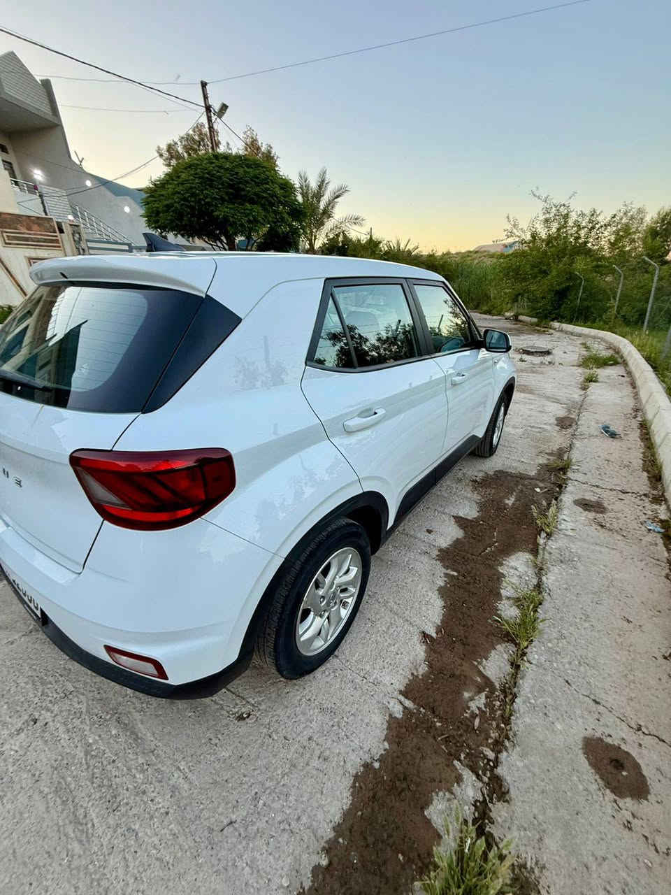 السلام عليكم
🚘 للبيع — Hyundai Venue 2022 SE

✔️ كلين 
✔️ بدون قطرة صبغ
✔️ ماشية 50 ألف كم فقط

المواصفات والأنظمة:

•✅ نظام المحافظة على المسار 
(Lane Keep Assist)
•✅ نظام التحذير من الخروج عن المسار 
(Lane Departure Warning)
•✅ نظام مانع الانزلاق (Traction Control)
•✅ نظام الثبات الإلكتروني (Stability Control)
• ✅ نظام تثبيت السيارة على المرتفعات
 (Hill Hold Control)
• ✅ تنبيه السائق 
 (Driver Attention Warning)
• ✅ نظام ABS للمكابح

📱 تدعم:
• Apple CarPlay
• Android Auto

🎵 4 سماعات
🎛️ تحكمات ستيرن
🔌 منفذ USB
💡 مصابيح أوتوماتيك
🪞 مرايا كهربائية
⛽ اقتصادية جدًا بالوقود
🛞 تايرات 15 إنش
🪑 إمكانية تعديل ارتفاع مقعد السائق

السيارة استخدام مرتب ومريحة جدًا داخل المدينة.

💵 السعر: 140 فقط.
للتواصل و الإستفسار على الرقم 📞 : 
    ***********
