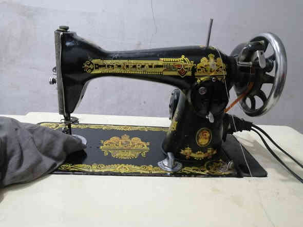 مكينة خياطة اصلية ام الاسد شغالة على الفحص  مكينة وماطور ودواسة وميز السعر ٦٥ الف المكان نجف حي ميسان ***********
