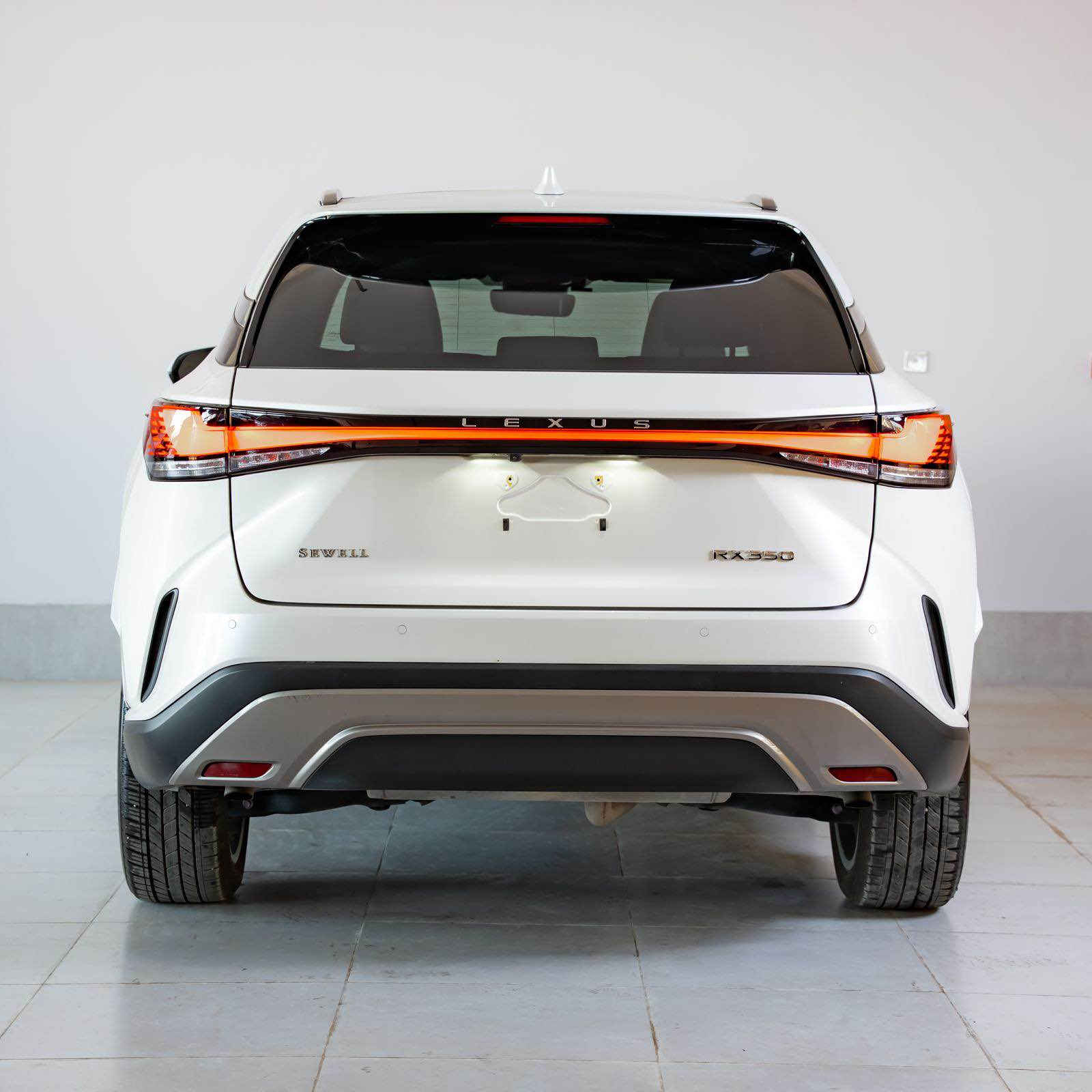 Lexus RX 350 2023

مواسەفاتی ئەمریکی 🇺🇸مۆتەری 2.4 تۆربۆ275 هۆرس پاوەرگیربۆکسی ئۆتۆماتیکی 8 خێراییسیستەمی AWD / FWDشاشەی گەورە و دیجیتاڵApple CarPlay & Android Autoکامێرای دواوە + 360 CameraParking SensorsBlind Spot + Lane AssistAdaptive Cruise ControlPush Startسانڕۆفکورسی چەرمی + Heated & Ventilated SeatsMemory SeatsAmbient Lighting
سەیارەکە زۆر تازەو جوانە ٤٠،٥٠٠ کم ڕۆشتووە ڕەقەم کاتییە سەیارەکە بێ بۆیاخە 
نرخی ٣٩٥ وەرەقە
ژمارەی تەلەفون :***********
WhatsApp&Viber✅ السليمانية, العراق
