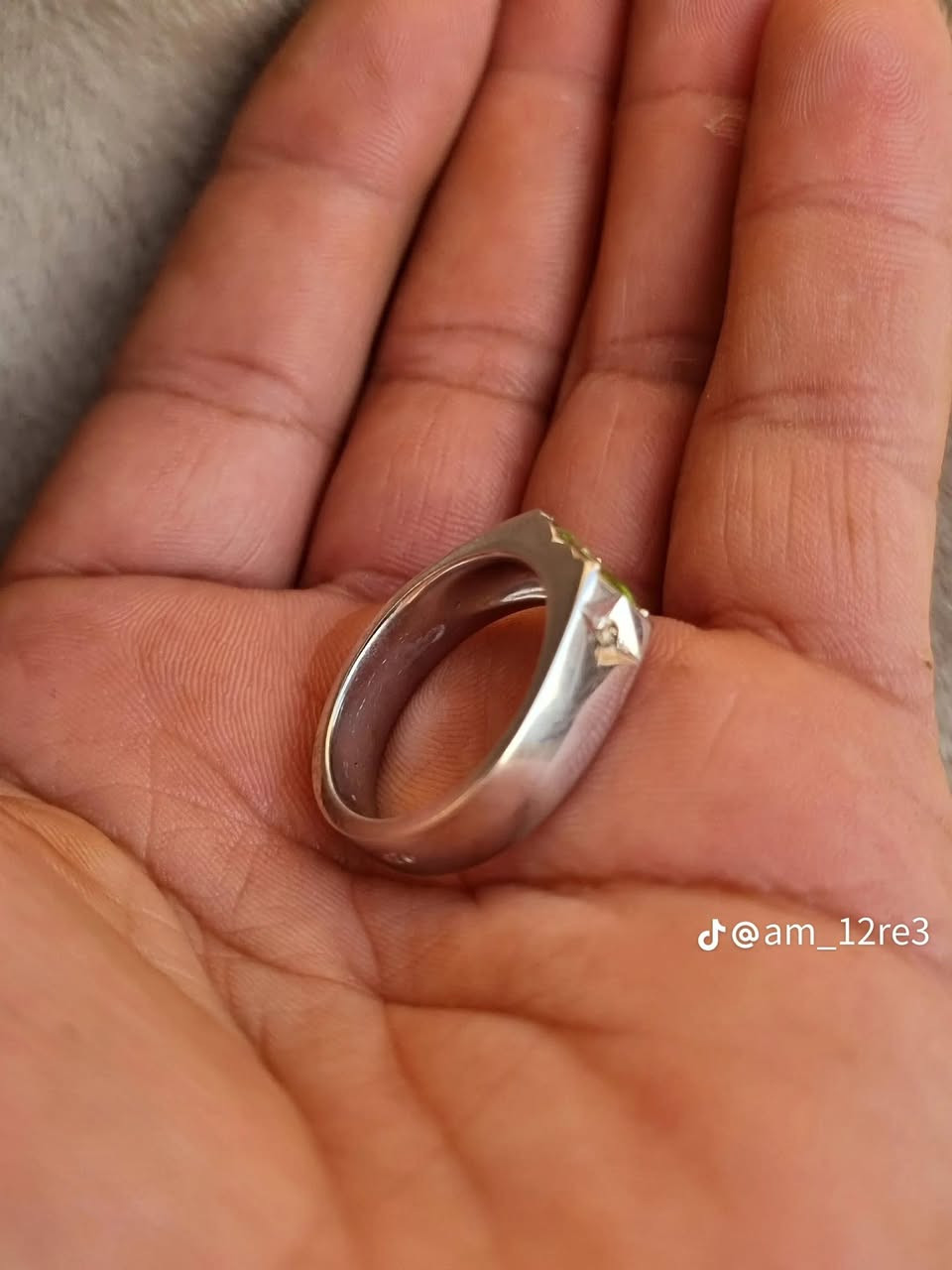 مطعم بألماس طبيعي 

صياغه يدويه 

فضه 925

قياس الخاتم خنصر تقريبا 22

سعر 100 الف قفل 

بغداد /جميله شارع خير الله
***********
