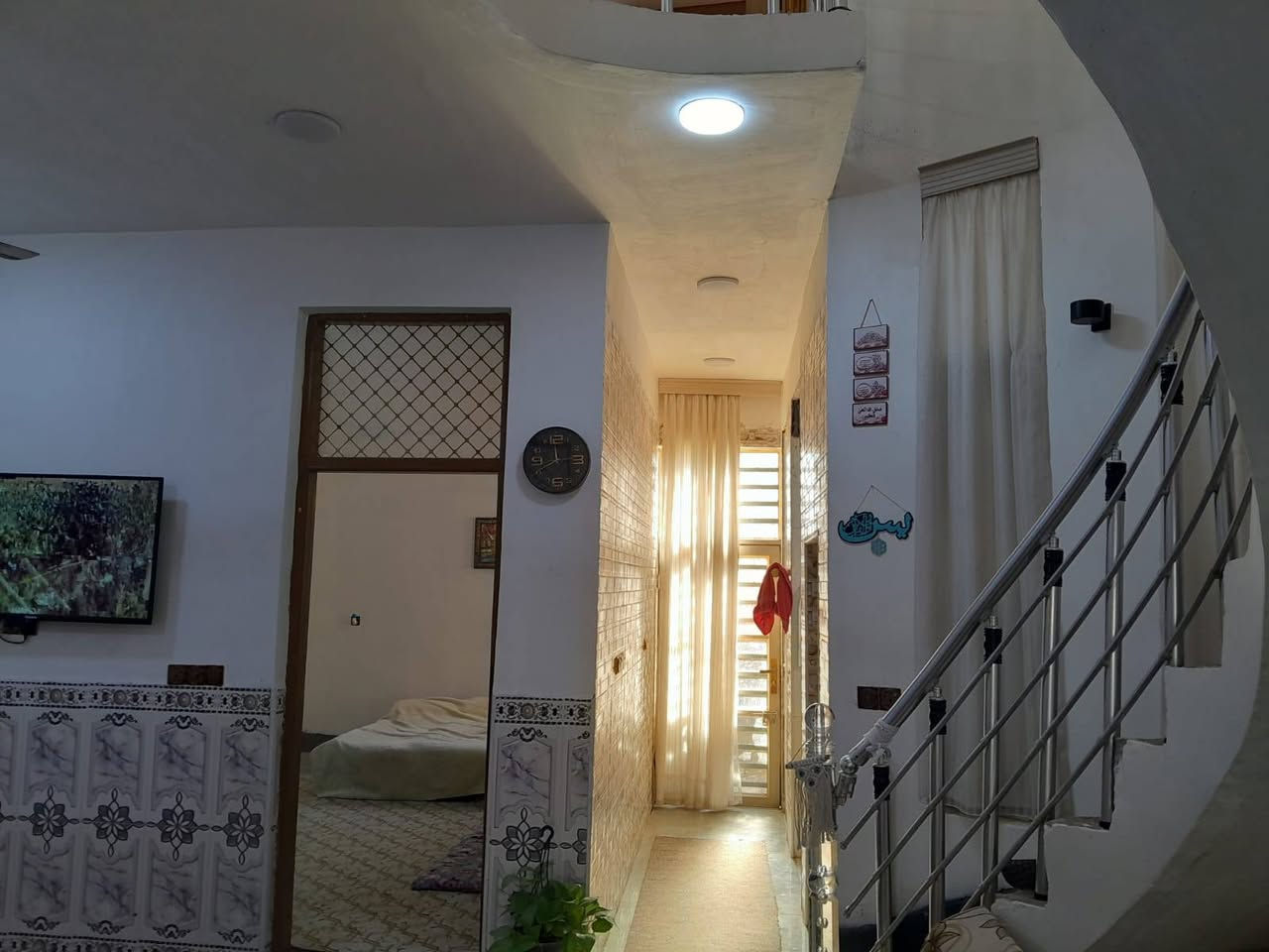 دار للبيع 🏫
مساحه    110  متر
*- طابقين يحتوي على  استقبال ومطبخ وصاله وغرفه نوم  وصحيات
الطابق الثاني_/  غرفتين نوم مع سويت
البيت،، بناء حديث طابوق 
العنوان.  شارع المحكمه
السعر،،   95 مليون وبي مجال 
الاستفسار  خاص او لاتصال ع.....
***********
