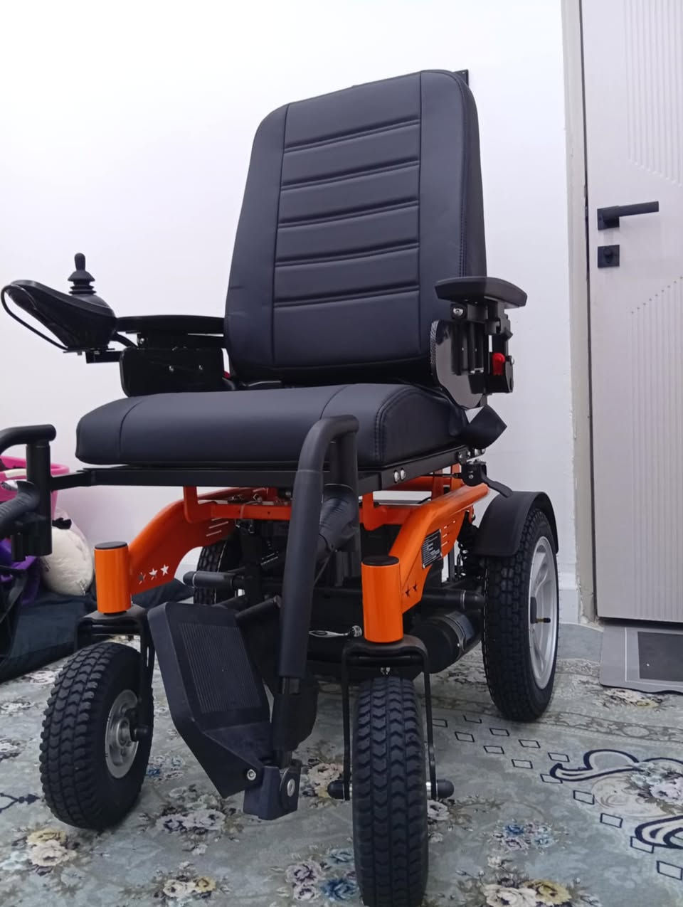 للبيع: كرسي كهربائي لذوي الاحتياجات الخاصة (حجم كبير)
​يتميز هذا الكرسي بمتانة عالية ومواصفات ممتازة، وهو بحالة الوكالة:
​قوة التحمل: تصميم متين يتحمل أوزانًا ثقيلة تصل إلى 200 كغم.
​نظام الطاقة: مزود ببطاريتين كبيرتين (دبل باتري) لأداء قوي يدوم طويلًا.
​الأمان: يحتوي على حزام أمان للمقعد لضمان سلامة المستخدم.
​الحالة: الجهاز جديد تماماً (لوگ)، تم شراؤه منذ 30 يوماً فقط ولم يُستخدم أبداً، ولم يتم وضعه في الشحن حتى الآن.
​ملاحظة للمشتري: يجب شحن الكرسي لمدة 6 ساعات متواصلة قبل الاستخدام الأول.
​السعر: مناسب جداً ومغري.
للتواصل: يرجى إرسال رسالة خاصة للمزيد من التفاصيل


**إذا كنت صاحب هذا الإعلان وتريد حذفه لأي سبب، رجاءا أرسل رسالة إلى الدعم الفني**