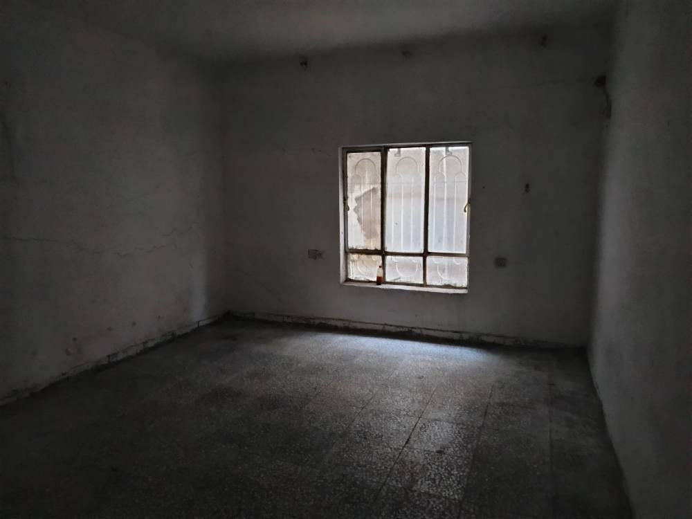 بيت للايجار في بابل/ الحلة حي المشتل شارع 60 شارع خلف  الموازي شارع 60 قريب جدا مساحة250 متر  يحتوي على اثنان غرف ومجموعة صحيات ومرافق صحية منفصلة ومطبخ واستقبال كبير وكلدور داخلي وحديقة و مع مخزن في الطابق العلوي. رجاءا رجاءا للجادّين فقط الاتصال على الرقم *********** مبلغ الايجار الشهري 350 الف قفل قفل..
