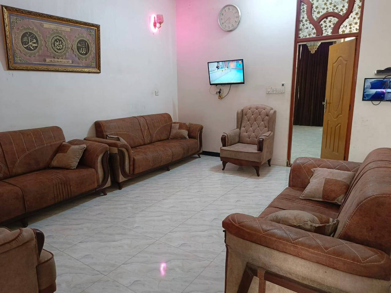 📞 ***********
◽دار سكن للبيع في منطقة السياسيين
 ( على ساحة خضراء 🌳) بشارع روضة الينابيع وقرب مدرسة الروان
◽المساحة 125 متر (6.25 × 20 م) خدمات كاملة
◽يحتوي الطابق الاول على گراج وصحيات خارجية واستقبال ومطبخ وصالة وغرفة نوم وصحيات مشترك ومنور
◽ يحتوي الطابق الثاني على غرفة كبيرة وصالة وصحيات مشترك وسطح اول وثاني
◽الاساس درجة اولى رفت 40 سم + بتلو طابوق 
◽الارضيات بورسلين
◽ الكهرباء والماء والمجاري والبناء كلة درجة اولى 
◽ يحتوي على نظام كاميرات داخل وخارج وخط ذهبي كهرباء على مدار اليوم 
◽بناء سنة 2021
◽اللوكيشن https://maps.app.goo.gl/z1zYTxcKoUSMiQ5GA
◽كل تفاصيل البيت مذكورة وبأسمي تحويل مباشر.

