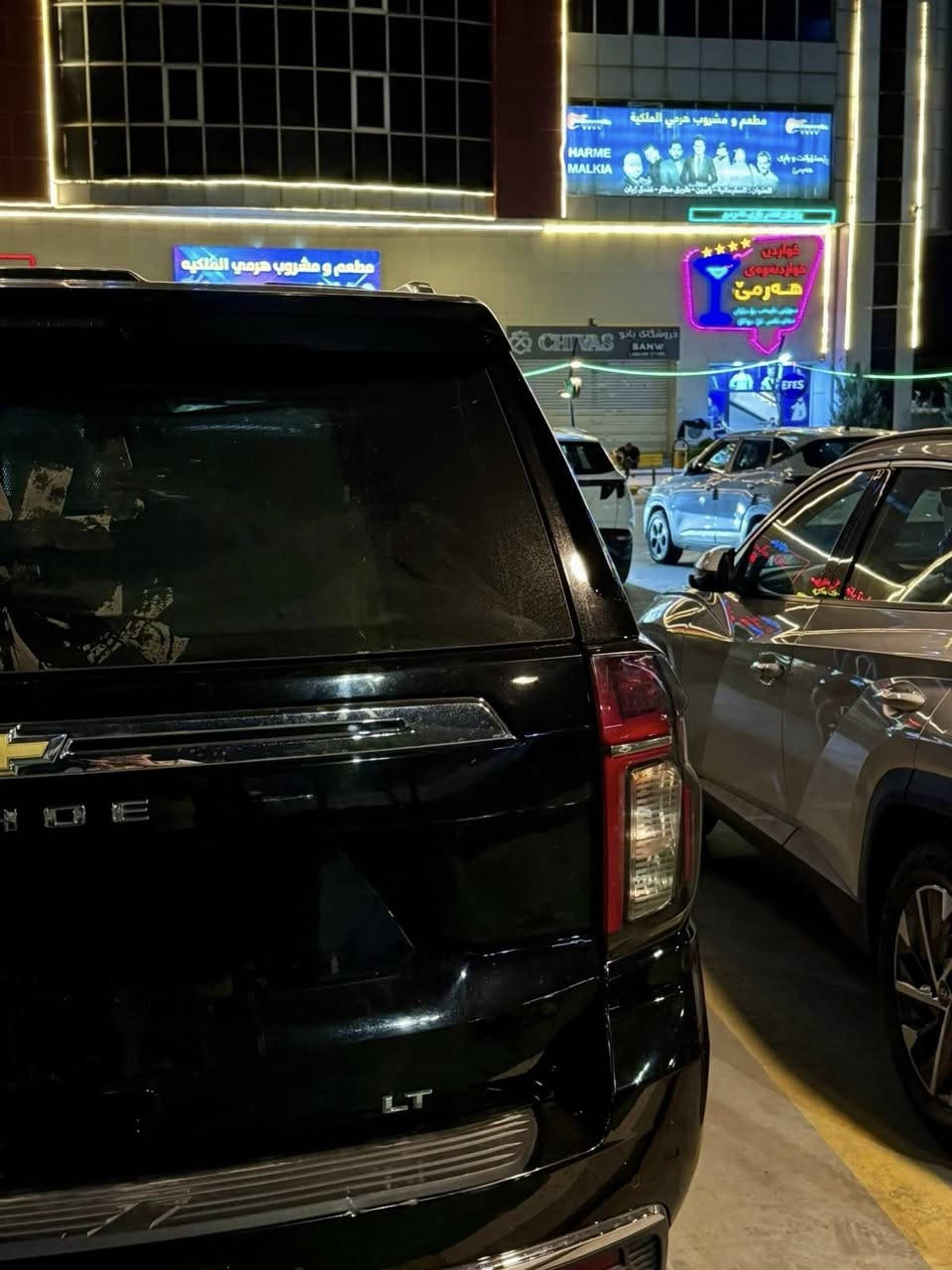 السلام عليكم تاهو رقم بغداد مميز موديل 2023 LT فول مواصفات عدا الجگات وكالة المنصور كفالة عامة 
مغلفة من الداخل بالكامل سعرها 5 شدات وبيها مجال
***********
