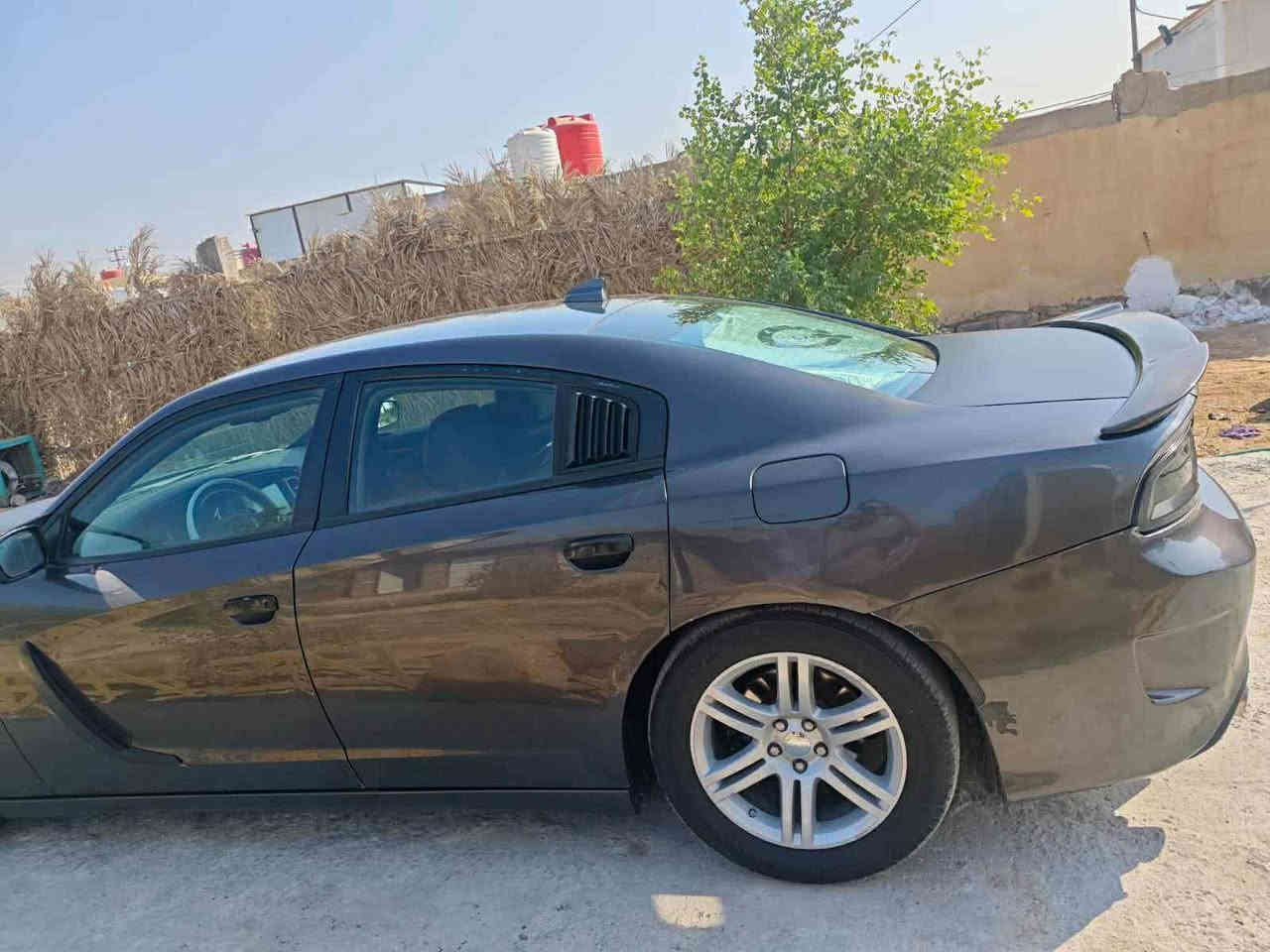 السلام عليكم 
جارجر 2016 فئة sxt مكينة وكير كفالة حادثهة جاملغ خلفي والباب كلير واضح كدامكم بالسونار موصفاتهة معروفة السيارة بسمي تحويل ثاني يوم السعر 175 وبيها مجال مكان السيارة.  كربلاء. ***********
