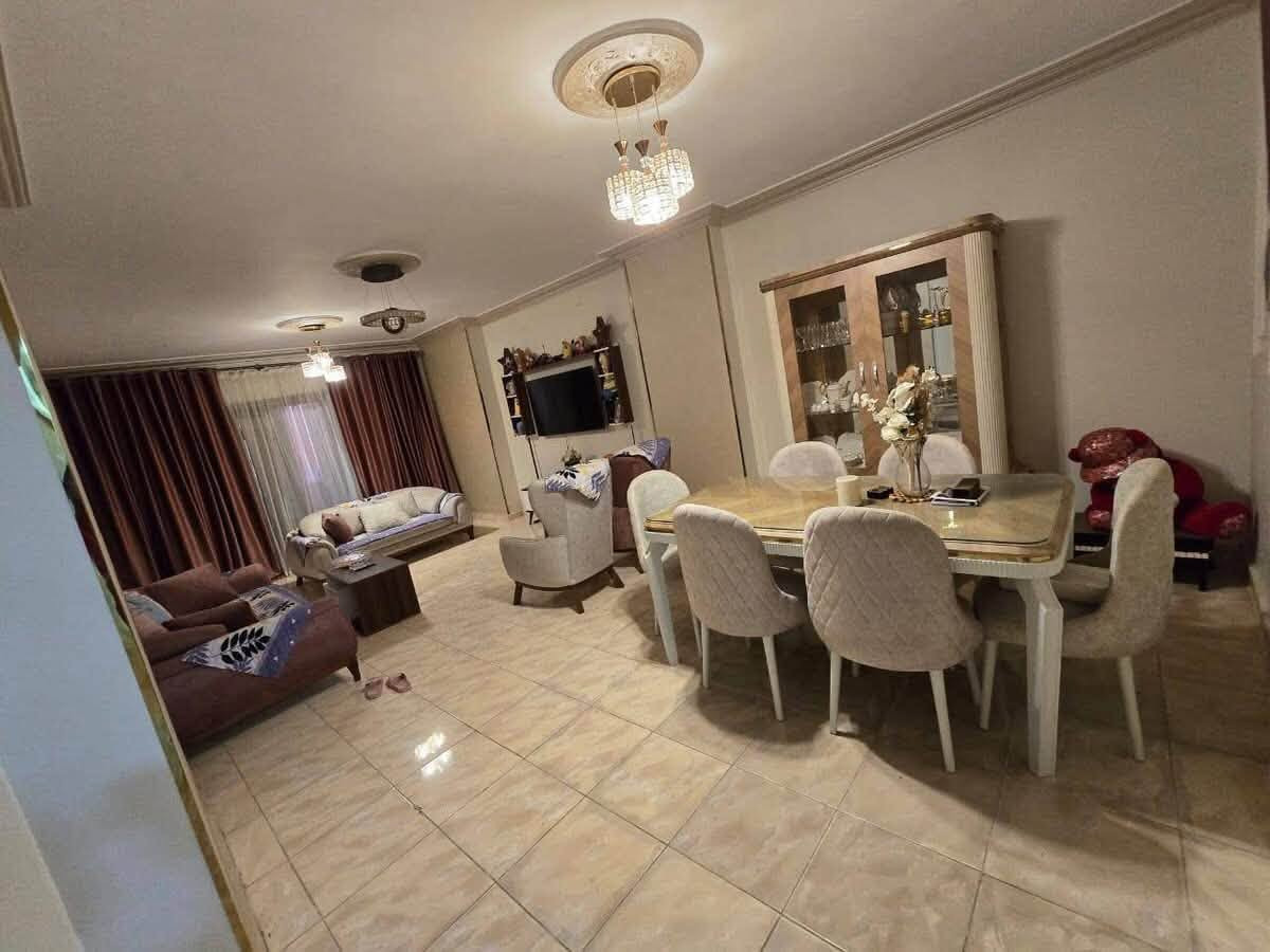 كود العقار: A233 | شقة مميزة للبيع في الهرم 🏘️
فرصة للسكن الراقي في موقع حيوي بمنطقة الهرم (بين زغلول واللبيني).
تفاصيل الوحدة:
▪️ المساحة: 145 متر.
▪️ التقسيمة: 3 غرف، 2 حمام، ريسبشن 2 قطعة، مطبخ.
▪️ الدور: الأول علوي (يوجد أسانسير).
▪️ المميزات: بلكونة غير مجروحة، عدادات قديمة (مياه، كهرباء، غاز).
▪️ الأوراق: رخصة بناء وحصة في الأرض (أوراق قانونية سليمة 100%).
📍 العنوان: شارع مورسيكا - متفرع من زغلول.
للاستفسارات والمعاينة:
📞 01127480982
📲 واتساب: https://wa.me/201127480982
#آل_جبريل_للتسويق_العقاري #عقارات #الهرم #شقة_للبيع #استثمار_عقاري


**إذا كنت صاحب هذا الإعلان وتريد حذفه لأي سبب، رجاءا أرسل رسالة إلى الدعم الفني**