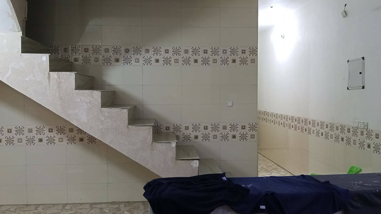 سلام عليكم بيت للبيع طابقين الطابق الول. كامل. علا اخر حبايه والطابق الثاني عوزه شي بصيط طابو زراعي بيت موقع حلو كلش. البيت مساحته 114 متر. مقابل محطه العرفان. يبعد عن شارع العام 500 متر يبعد عن التبليط 10 متار الستفسار ***********
